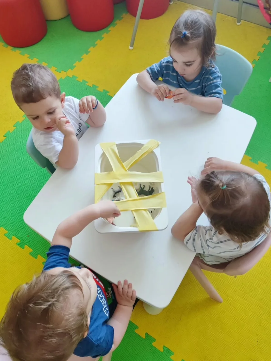 Deca za stolom tokom aktivnosti u Little People