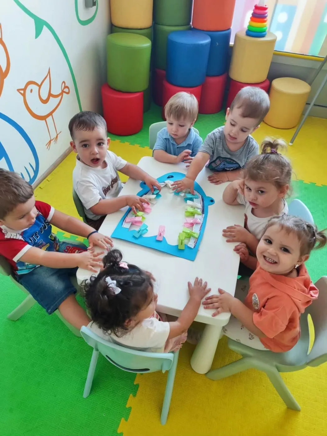 Deca tokom zajedničke kreativne aktivnosti u Little People